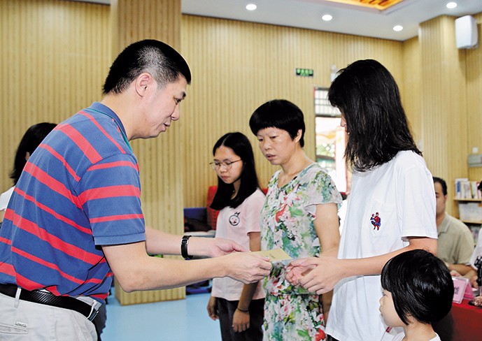 8月26日下午，我集團(tuán)在橋頭鎮(zhèn)第三小學(xué)舉行了2019年助學(xué)金發(fā)放儀式，21名橋頭籍貧困家庭大學(xué)生獲得資助。