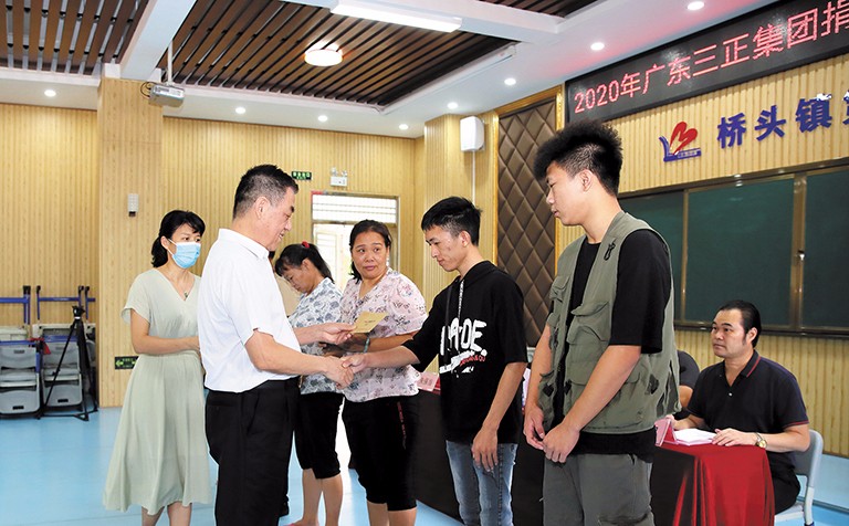 9月15日上午，我集團(tuán)在橋頭鎮(zhèn)第三小學(xué)舉行了2020年助學(xué)金發(fā)放儀式，助理總裁朱保當(dāng)代表我集團(tuán)向23名橋頭籍困難家庭大學(xué)生發(fā)放了17.8萬(wàn)元助學(xué)金。這是我集團(tuán)連續(xù)第12年資助橋頭籍困難家庭大學(xué)生完成大