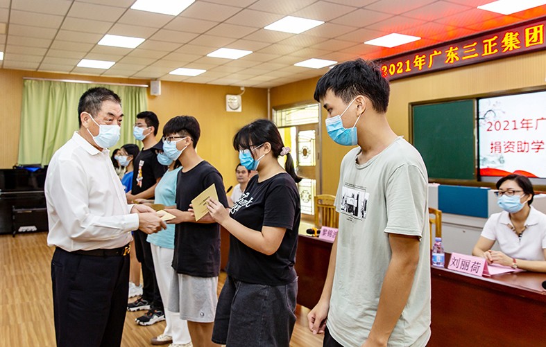 8月27日上午，我集團(tuán)在橋頭鎮(zhèn)第二小學(xué)舉行了2021年助學(xué)金發(fā)放儀式，向23名橋頭籍困難家庭大學(xué)生發(fā)放助學(xué)金17.56萬(wàn)元。這是我集團(tuán)連續(xù)第13年資助橋頭籍困難家庭大學(xué)生完成大學(xué)學(xué)業(yè)。橋頭鎮(zhèn)三級(jí)調(diào)研員