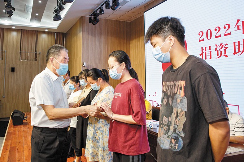 8月29日，我集團(tuán)在橋頭鎮(zhèn)中心小學(xué)舉行了2022年捐資助學(xué)金發(fā)放儀式，向22名橋頭籍困難家庭在讀大學(xué)生發(fā)放助學(xué)金16.88萬(wàn)元。