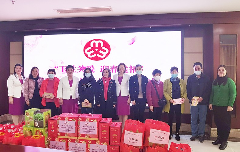 1月19日，東莞市婦聯(lián)及福利會(huì)組織開(kāi)展了“玉蘭關(guān)愛(ài)、迎春送?！?022年春節(jié)慰問(wèn)困難婦女兒童家庭”活動(dòng)，集團(tuán)培訓(xùn)中心主任劉淑芬代表我集團(tuán)參加了本次活動(dòng)，前往東莞市塘廈鎮(zhèn)、黃江鎮(zhèn)、樟木頭鎮(zhèn)，為17戶家