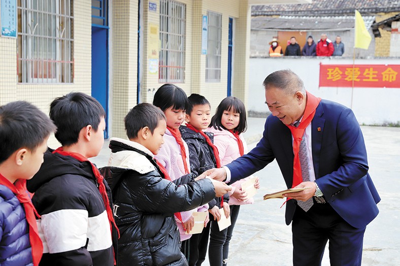12月25日至26日，我集團(tuán)向捐建學(xué)校師生頒發(fā)“三正獎(jiǎng)教助學(xué)金”合計(jì)23.98萬元。并向三正合水小學(xué)捐贈(zèng)了價(jià)值7.5萬的多媒體教學(xué)設(shè)備，向揭陽鳳湖小學(xué)碧潭三正分校一名病重學(xué)生捐贈(zèng)1萬元助其度過難關(guān)。