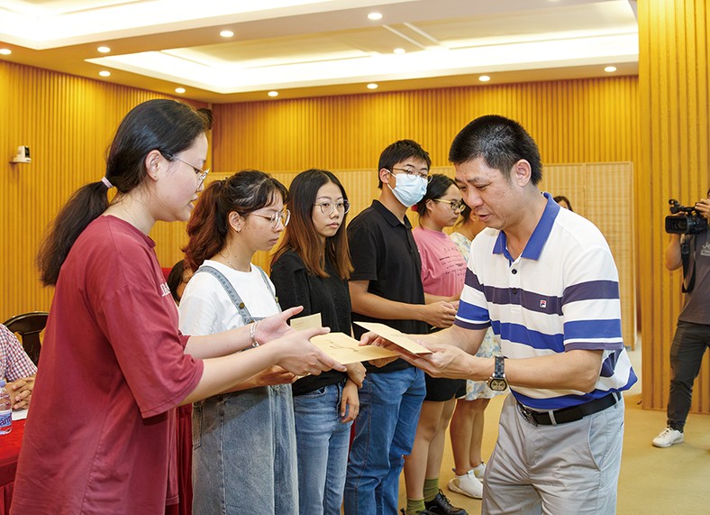 8月29日上午，“2023年廣東三正集團(tuán)捐資助學(xué)金發(fā)放儀式”在橋頭鎮(zhèn)第四小學(xué)舉行，為25名橋頭籍困難家庭在讀大學(xué)生發(fā)放助學(xué)金19.04萬元。