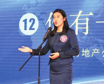 三正地產(chǎn)鄧偉微在首屆三正故事大賽決賽中演繹作品《你有一個(gè)閨蜜》。.jpg