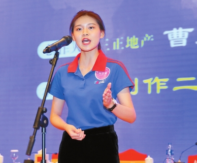 三正地產(chǎn)劉芷菁在三正集團(tuán)24周年慶典上演繹獲獎(jiǎng)作品《遺落的工作日志》。.jpg