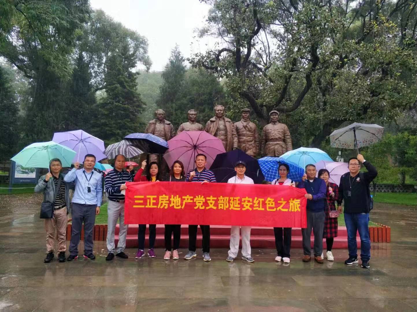 在棗園革命舊址五大書記銅像前合影留念。.jpg