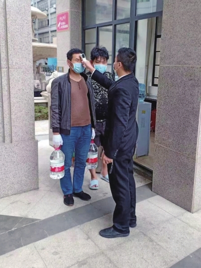 測量體溫。.jpg